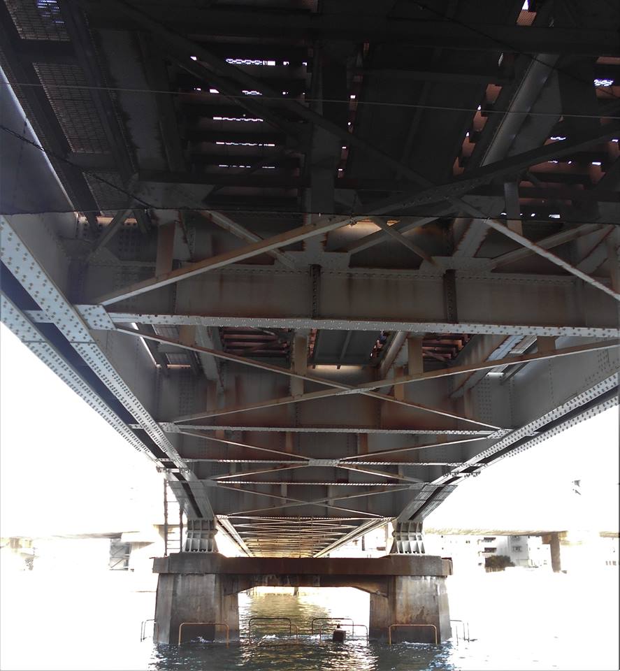 隅田川橋梁を下から見た画像